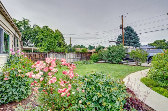 Building Photo - 3560 Dahlia St