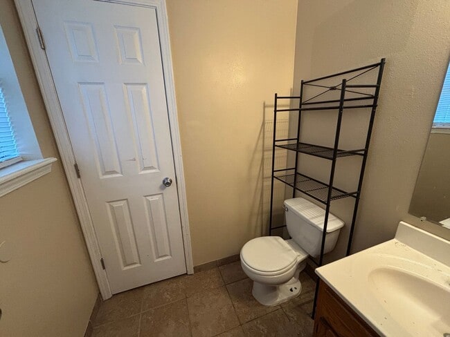 Building Photo - This 3-bedroom, 1.5-bath home in Russellville, AR