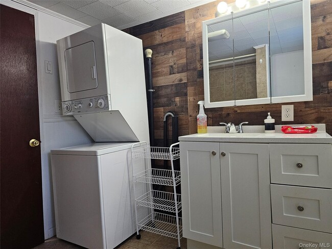 Building Photo - 1110 NY-211