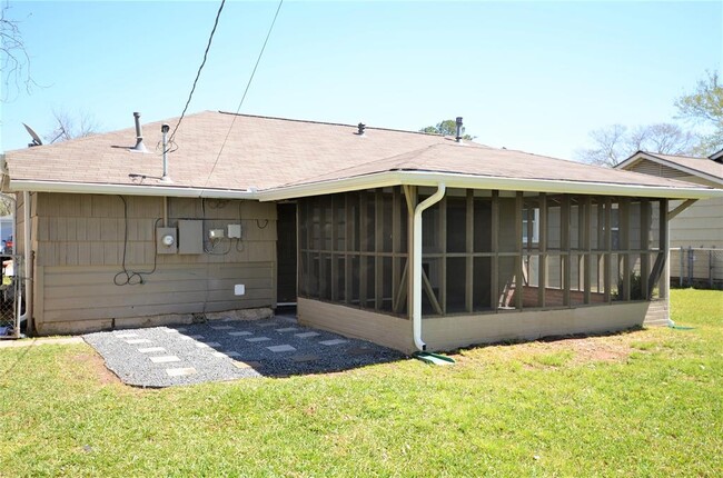 Building Photo - 1945 Coulcrest Dr