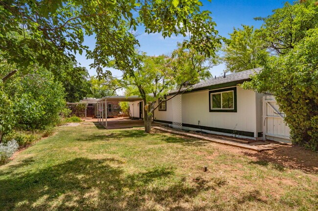 Building Photo - "Charming Newly Remodeled 4-Bed Oasis Touc...