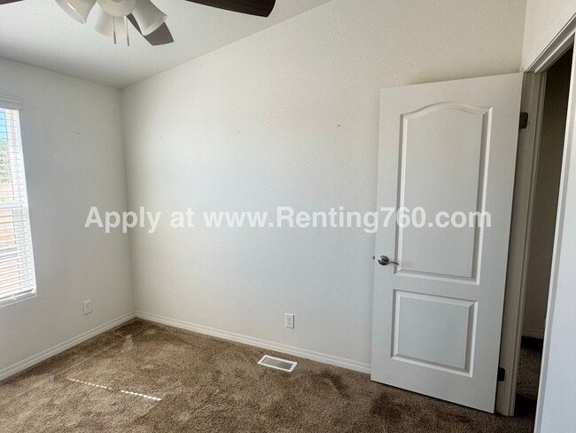 Building Photo - Huge 4 Bedroom Home!!