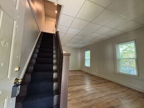 Building Photo - 86-88 Baycliff Dr