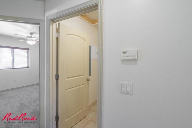 Building Photo - 3 Bedroom Townhome In Fossil Hills!