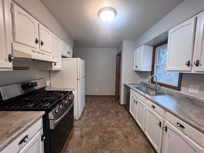Building Photo - Three Bedroom Duplex in Rockford!