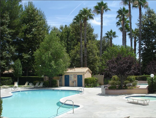 Building Photo - Beautiful 2-Bedroom Townhome in Stevenson Ranch!