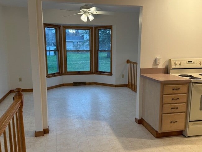 Building Photo - 2 BD  1 BA  South Colonie Schools