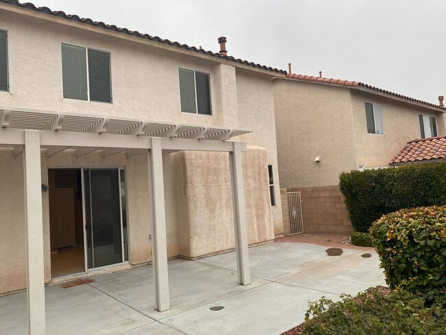 Building Photo - Gorgeous home close to Lake Sahara!