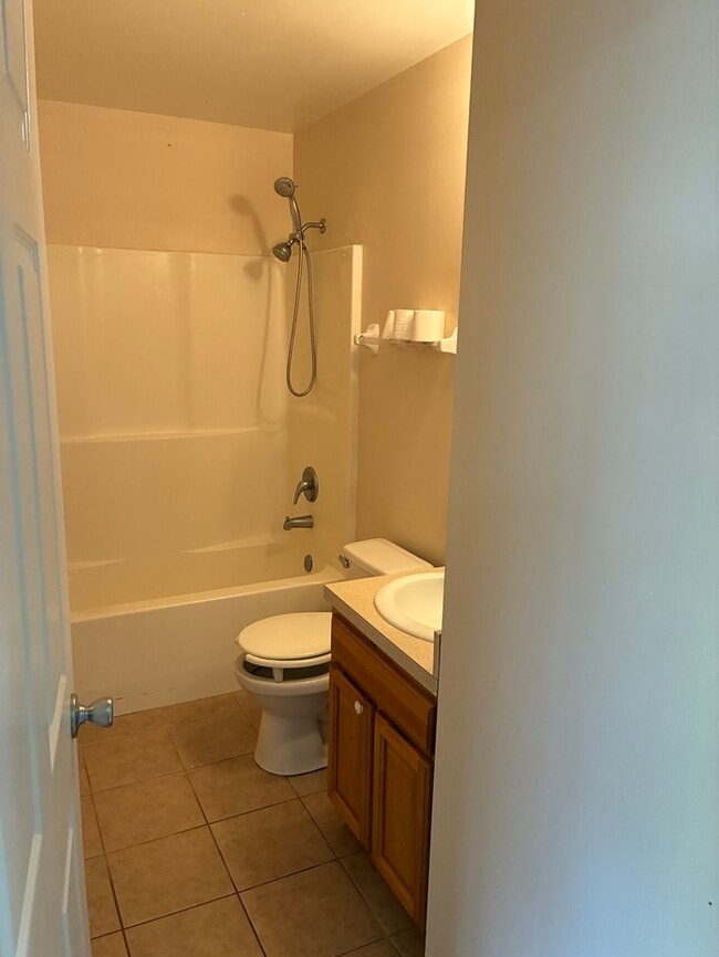 Building Photo - Beautiful 3/2 duplex