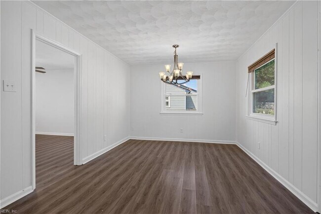 Building Photo - 3044 Camelot Blvd
