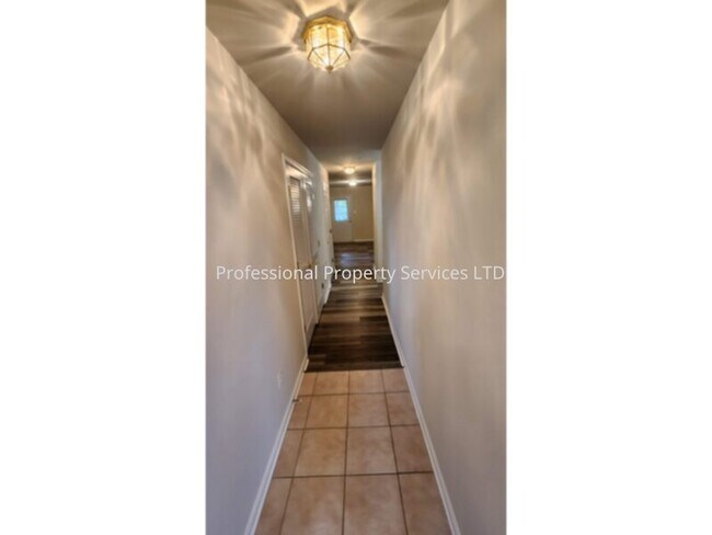 Building Photo - Luxury Townhome in the Villages of Urbana