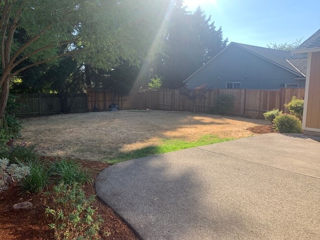 Building Photo - ***Newly Renovated Spacious and Bright 3 B...