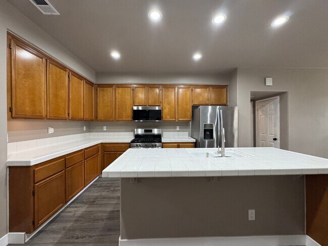 Building Photo - 5 Bedroom 3.5 Bathroom Home in Willowalk Community