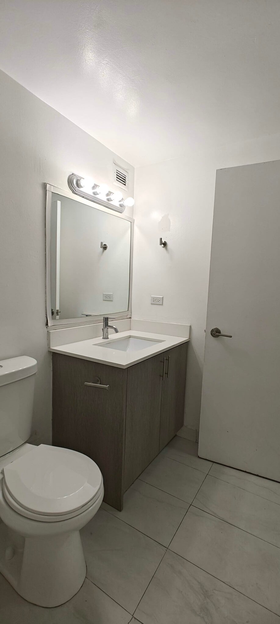 Building Photo - 801 Brickell Bay Dr