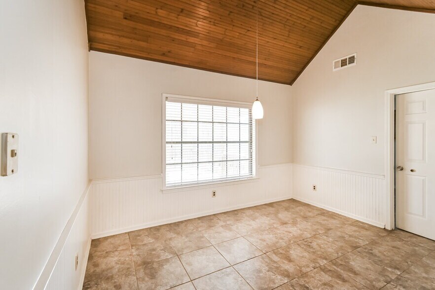 Building Photo - 2224 Webbing Dr