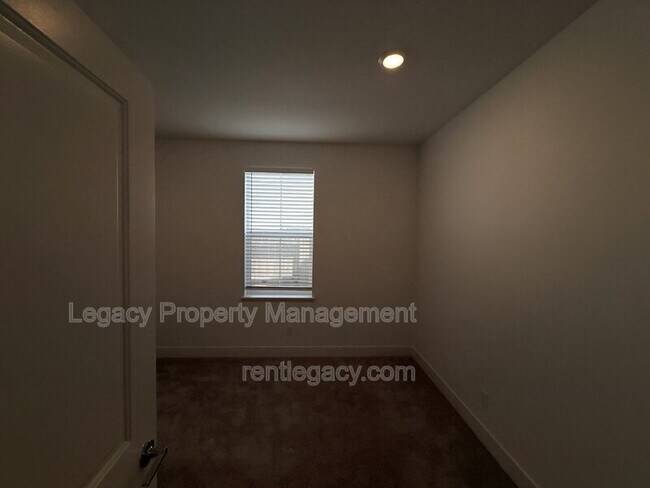 Building Photo - 8332 Taylormade Wy