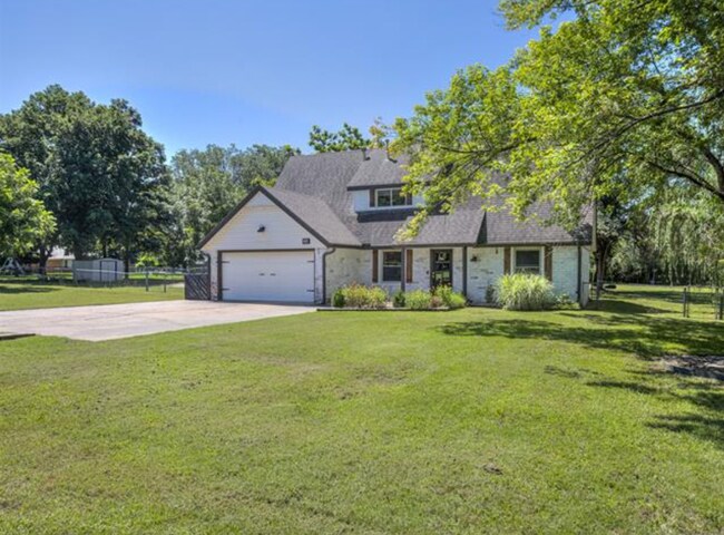 Building Photo - Beautiful 4 bedroom home. Country space, modern updates.