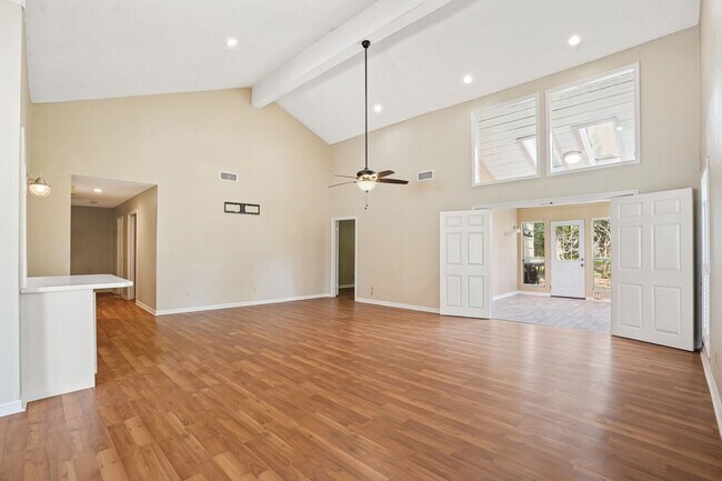 Building Photo - 9 Lakeview Manor