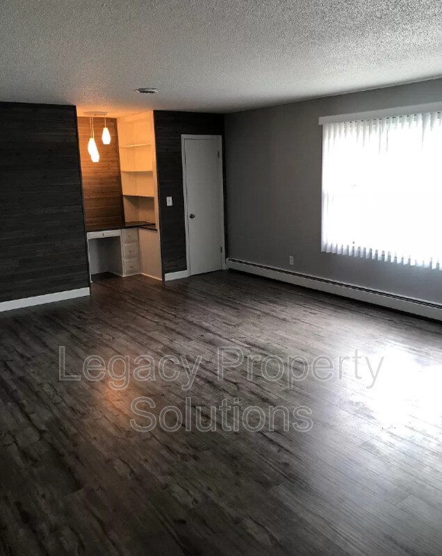 Building Photo - 808 W Sweet Ave