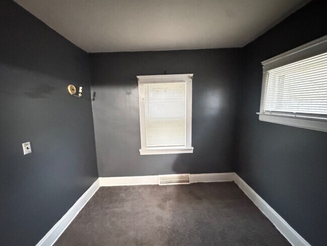 Building Photo - Charming 3-Bedroom Property in Prime Location