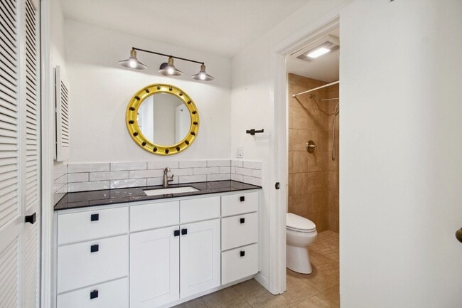 Building Photo - Spacious townhouse for rent! CPS & WATER INCLUDED WITH RENT !