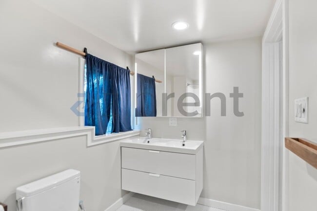 Building Photo - 6000 Bayview Ave