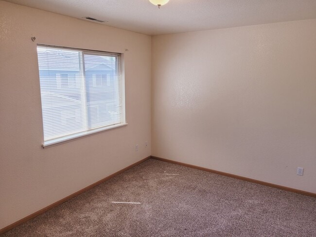Building Photo - Bright & Convenient Townhouse Living!