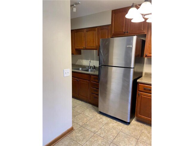 Building Photo - 633 Robert St