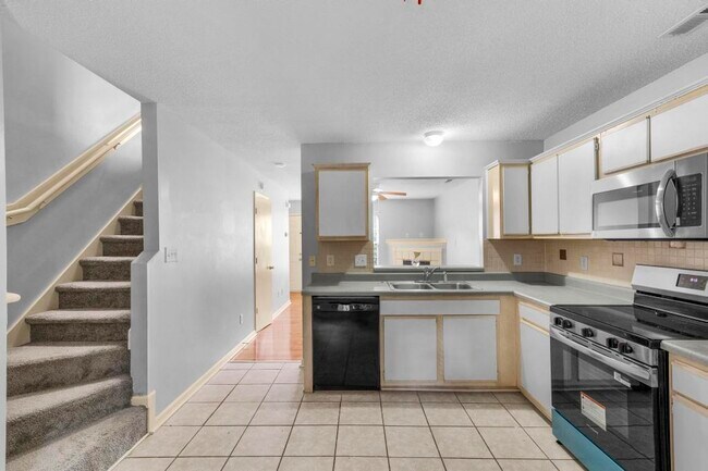 Building Photo - 402 Meadowbrook Ln
