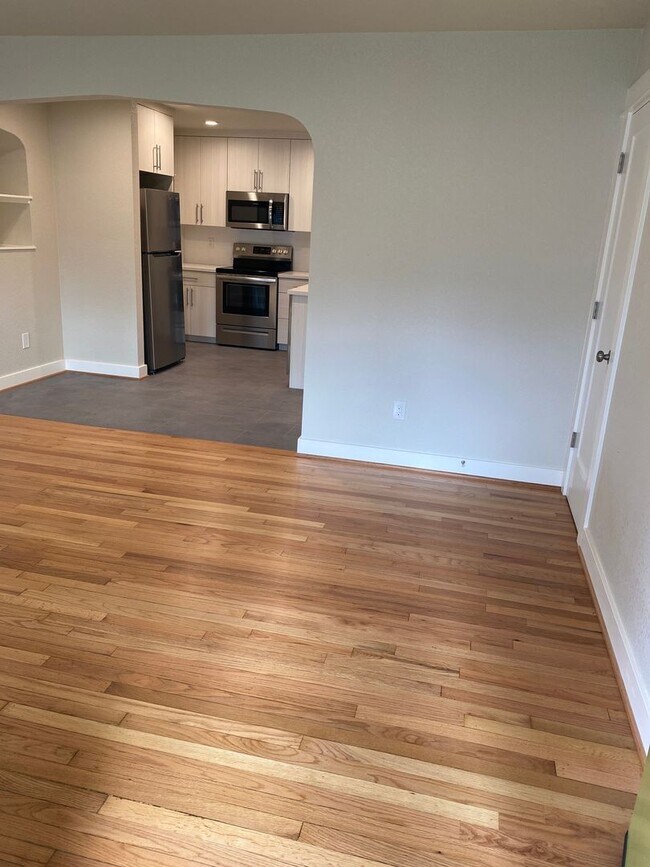 Building Photo - New Modern Updates 1250sf Hardwoods Baseme...