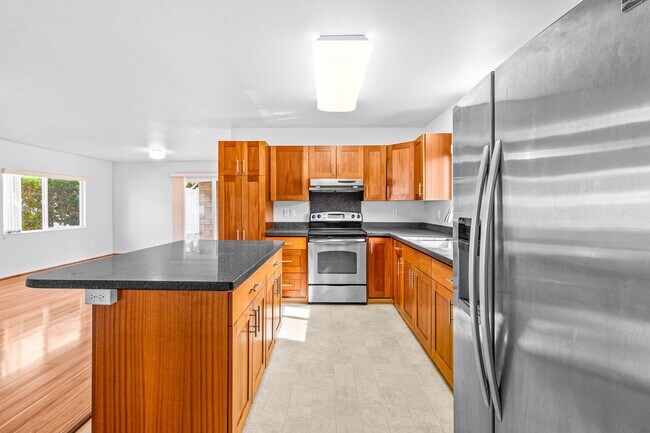 Building Photo - Spacious 3 Bedroom, 2.5 Bath Single Family...