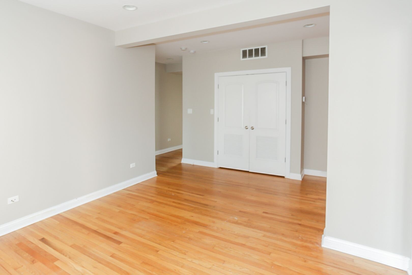 Building Photo - 3810 N Marshfield Ave