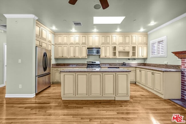 Building Photo - 3930 La Crescenta Ave