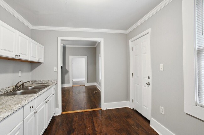 Building Photo - Large 4BR/2BA Downtown House Walking Distance to Daffin Park and Forsyth Park