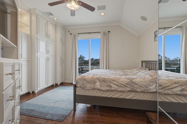 Building Photo - 5515 Venice St