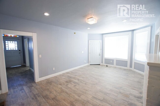 Building Photo - Renovated 5BR Home with Parking & Outdoor ...
