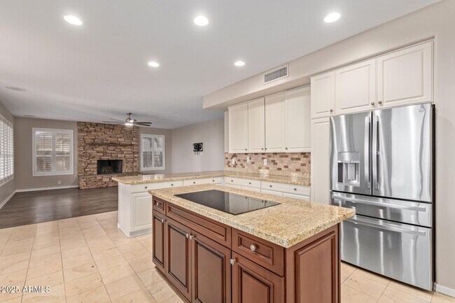 Building Photo - 1211 E Desert Flower Ln