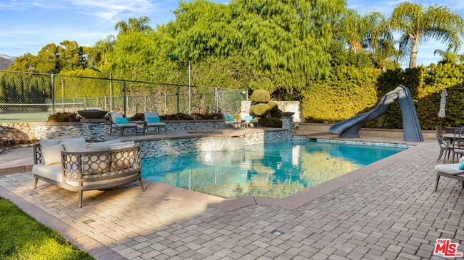 Building Photo - 1047 E Pomello Dr