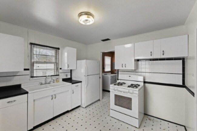 Building Photo - 1950's Charming 3 Bed Available Now!!