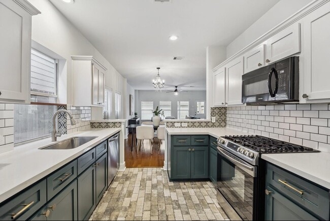 Building Photo - 609 W 20th St