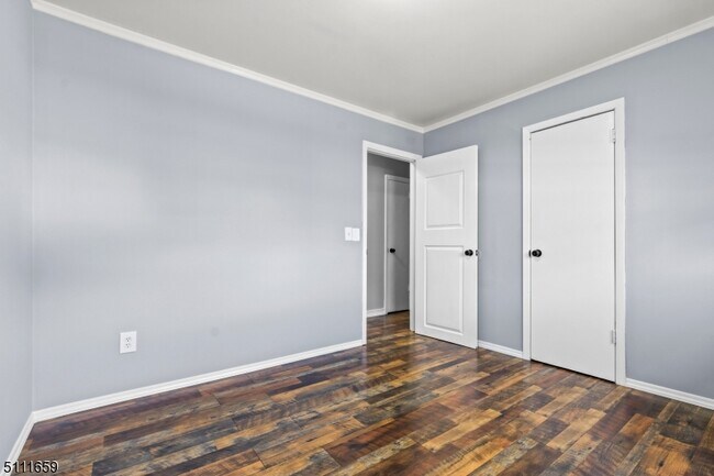 Building Photo - 557 E Elm St
