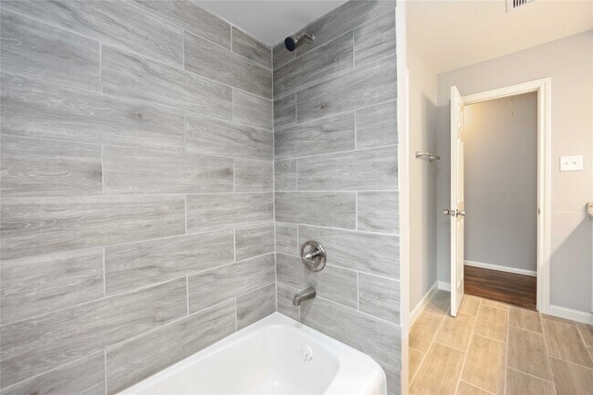 Building Photo - 3823 Fernglade Dr