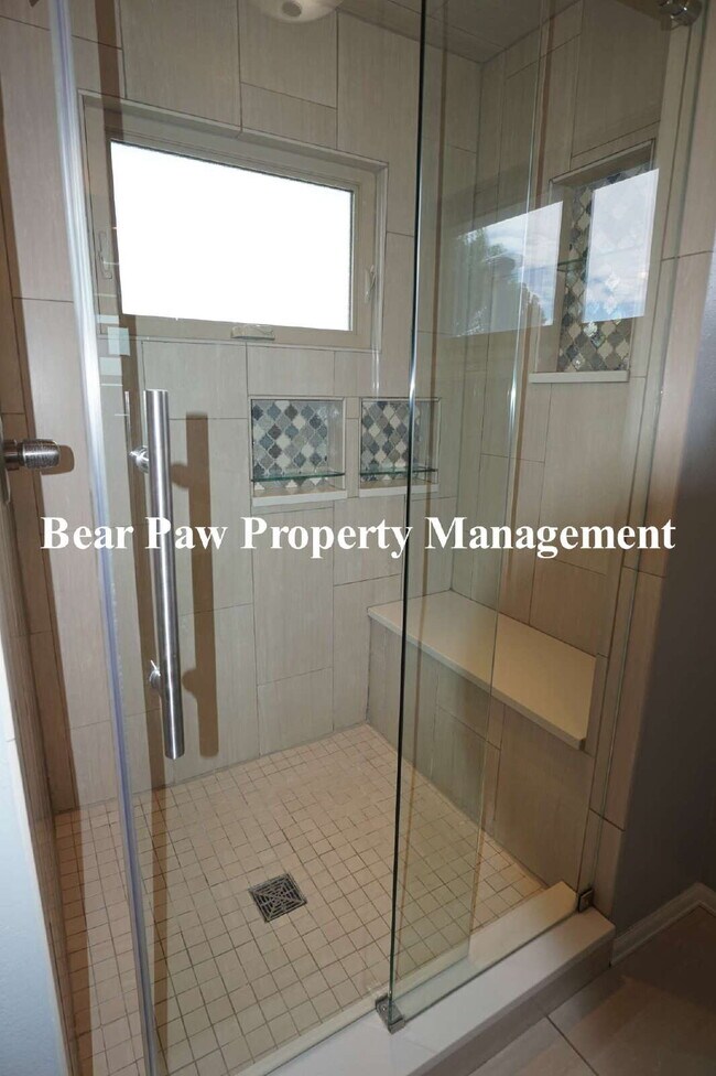 Building Photo - Lovely 4 Bedroom Home Golden!!