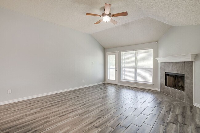 Building Photo - Welcome Home- Stylish 3 Bedroom, 2 Bath Ho...