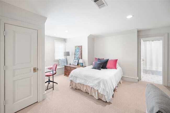 Building Photo - 1235 Wynden Oaks Garden Dr