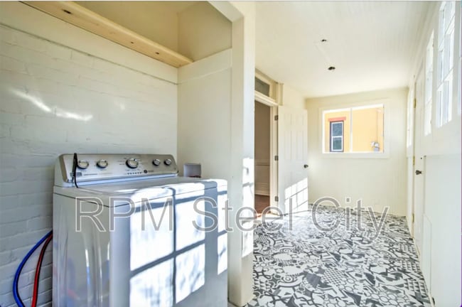 Building Photo - 706 Wilson Ave