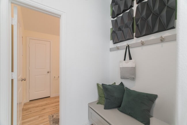 Building Photo - 438 Lake Day Dr