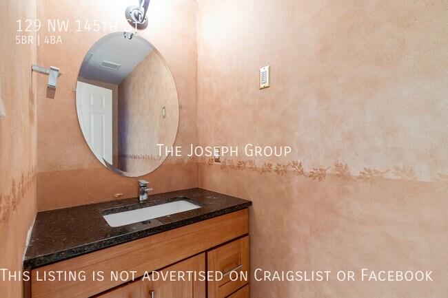 Building Photo - Beautiful 5 bed 3.5 bath in Seattle's Broa...