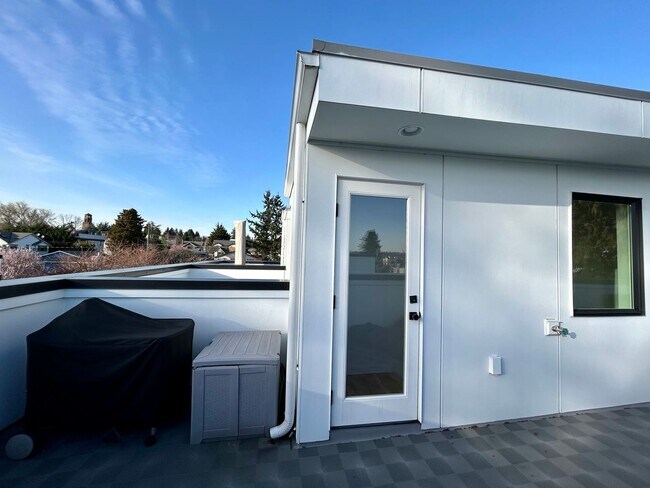 Building Photo - Spacious Ballard Townhome- 2 Bedrooms with Parking