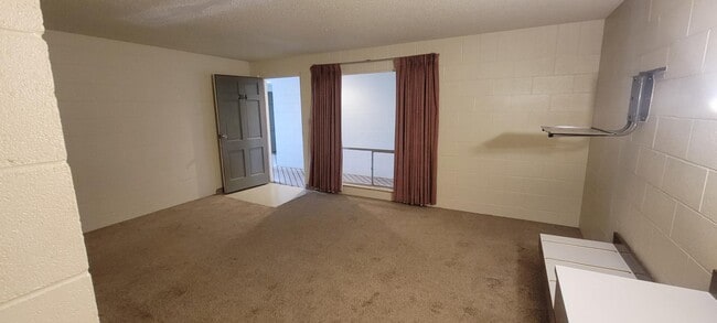 Building Photo - 112 E Cherry St